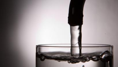 Bild: Lukas Schulze/dpa
Der Wasserpreis in Weiden steigt - allerdings nicht dramatisch.