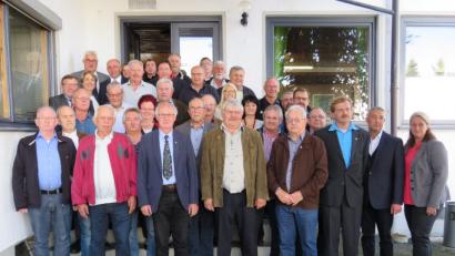 Bild: adj
Mit viel Lob, Urkunden und Präsenten werden die Jubilare der IG BAU für ihre Treue überschüttet. Bezirksleiter der Oberpfalz Christian Lang (vorne Zweiter von rechts) und die Gäste aus Politik danken für die langen Jahre aktive Mitgliedschaft.