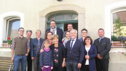 Bild: tu
Die Jubilarin (Bildmitte) freut sich mit ihrem Ehemann Werner, den drei Kindern Anja, Evi und Josef, ihrer Schwester Martha, Enkelin Marlene, mit weiteren Verwandten, Museumsarbeitskreisleiterin Christa Walbrunn, Frauenbundvorsitzender Annemarie Woppmann sowie mit Bürgermeister Rainer Rewitzer und Altbürgermeister Johann Walbrunn über die Glückwünsche.