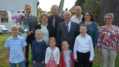 Bild: jr
Maria und Hans Lindner (Mitte) feierten am Freitag ihre Goldene Hochzeit. Dazu gratulierten ihre beiden Kinder und fünf Enkel, sowie Bürgermeister Roland Grillmeier (links). Zuhause ist das Jubelpaar in Pechofen.