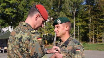 Bild: frd
Es war schon eine Überraschung für Oberstleutnant Christoph Huber (rechts), als Brigadegeneral Jörg See plötzlich neben ihm stand und ihn für seine großen Verdienste um die Panzerbrigade 12 Oberpfalz mit der „Brigadeehrennadel“ auszeichnete.