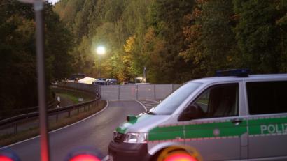 Bild: Fricke/News5
Die Staatsstraße zwischen Naila und Bad Streben wird auf der Suche nach einer verschwundenen jungen Frau aufgegraben. Die Grabungen werden allerdings ohne Ergebnis abgeschlossen. Foto: Fricke/News5