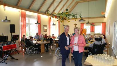 Bild: sne
2. Bürgermeisterin Anita Stauber brachte Heimleiterin Martina Günther ein Präsent und eine kleine Spende für die Kaffeekasse mit.