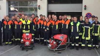 Bild: hir
Nach bestandener Ausbildung zum Maschinisten freuen sich die 25 Feuerwehrfrauen und -männer zusammen mit ihren Ausbildern, den Verantwortlichen der Freiwilligen Feuerwehr Pfreimd und Kreisbrandrat Robert Heinfling (rechts).