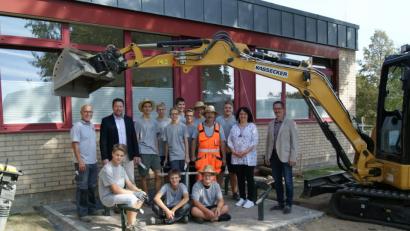 Bild: exb
Die beteiligten Schüler der Knabenrealschule Waldsassen zusammen mit Jürgen Altnöder (links) und Wolfgang Plötz (Vierter von rechts) von der Kassecker Gruppe, den Schulleitern Stephan Drexler (rechts) und Reiner Summer (Dritter von links) sowie Katja Laber (Zweite von rechts) vom bfz Weiden als Vertreter der Bayerischen Bauwirtschaft.
