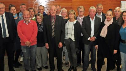 Bild: Dobmeier
Auf eine tüchtige Vorstandschaft könne die Tafel-Weiden-Neustadt bauen, lobten die Ehrengäste. Josef Gebhardt (Achter von links) bleibt noch zwei Jahre Vorsitzender. Ein Nachfolger wird bereits gesucht.