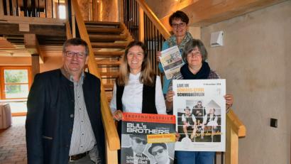 Bild: bö
Bürgermeister Peter Braun, Tanja Bauer sowie Beate Braun und Martina de Wille (von links) vom Heimat- und Kulturverein verweisen auf kulturelle Veranstaltungen im Schlossstadel in Schmidmühlen.