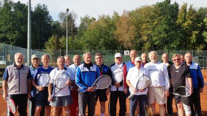 Bild: Schmola, Werner
Freundschaftstreffen der Altenstädter Tenniscracks mit der DJK Weiden zum Saisonausklang.
