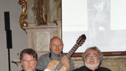 Bild: weu
Ein unschlagbares Trio: Die Rezitatoren Karl Stumpfi (Mitte) und Wolfgang Huber (rechts) sowie ihr congenialer musikalischer Begleiter Jürgen Zach mit Gitarre und Gesang, bei der musikalischen Lesung in der Spitalkirche.