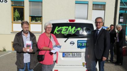 Bild: jzk
Bürgermeister Werner Nickl (rechts) gratuliert den Gewinnern Erhard Irlbacher sowie Angelika Besold (von links) und überreicht ihnen Einkaufsgutscheine.