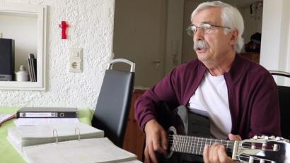 Bild: sba
Erich Wein in seinem Element: Beim Singen fühlt sich der Rentner mindestens genauso wohl, wie auf der Theaterbühne.