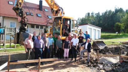 Bild: u
Beim Ortstermin der CSU zum Gemeinschaftshausbau in Burgstall müssen Fraktions-Chef Hans-Jürgen Schönberger und Bürgermeister Hermann Falk (vorne von rechts) beweisen, dass sie mit Schaufeln umgehen können.