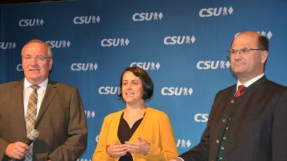 Bild: jr
Moderatorin Tanja Renner mit Bayerns Finanz- und Heimatminister Albert Füracker (rechts) und dem Oberpfälzer Bezirkstagspräsidenten Franz Löffler.