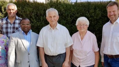 Bild: gef
Zum 85. Geburtstag von Josef Lippert (Dritter von rechts) gratulierten Maria Zizler und Josef Bauer vom Obst- und Gartenbauverein (von rechts), Pfarrer Moses Gudapati, Gattin Therese sowie Bürgermeister Alwin Märkl.