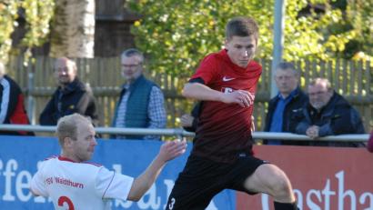 Bild: gb
Der Pleysteiner Manuel Janker (rechts) legt den Ball an FSV-Spieler Florian Bäumler vorbei und zieht Richtung Tor: Der FSV Waldthurn und TSV Pleystein trennten sich im Fahrenberg-Derby 1:1.