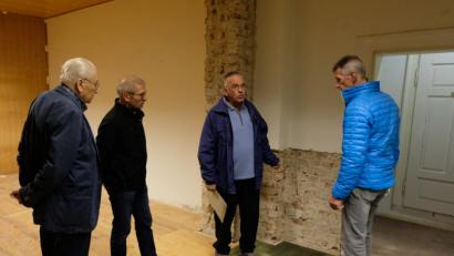 Bild: le
Zurzeit herrscht Baustopp. Aber die Renovierung des Herz-Jesu-Hauses soll baldmöglichst fortgesetzt werden. Ehrenvorsitzender Helmut Weig (Zweiter von rechts) vom Männerverein gibt vor Ort einen Sachstandsbericht.