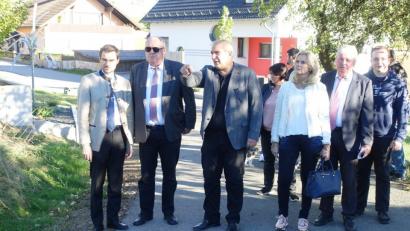 Bild: Wieder
Die Kandidatenriege der CSU bei der Ortsbegehung in Muglhof. Im Blick hat CSU-Fraktionschef Wolfgang Pausch die neu angesäte Wiese, die das Abschwemmen des Ackerbodens hinunter ins Dorf verhindert.