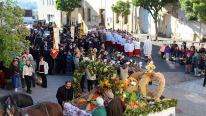 Bild: bph
Am Unteren Markt spielte die Jugendblaskapelle ein kurzes Standkonzert, bevor sich der Kirchenzug auf den Weg zum Johannesdom machte.