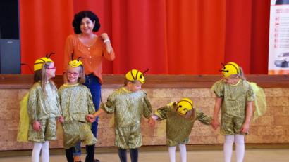 Bild: müb
Zum Abschluss der 25. Seniorenaktionswoche der Stadt Sulzbach-Rosenberg tanzten die Jüngsten der Ballettschule Rommi schötz den Biene-Maja-Tanz.