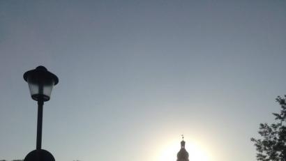 Bild: Maria von Stern
Schwandorf bei Kälte, in Nebel und Licht: „Eine Sonnenbrille im Handschuhfach und Streusalz im Kofferraum machen Sinn“, rät Eiban Autofahrern, die Raureif-Zeit schon jetzt vorzubereiten.
 	Bild: Maria von Stern