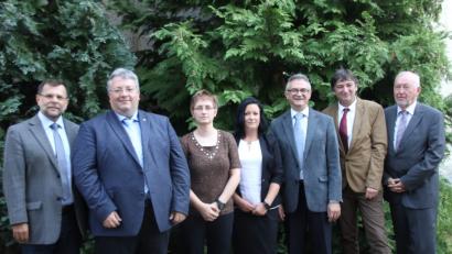 Bild: ads
Caritas-Kreisgeschäftsführer Günther Koller (links) und Kreisverbandsvorsitzender Wolfgang Schmalzbauer (rechts) mit den Hauptpersonen der Feierstunde (weiter von links): Carsten Armin-Jakimowicz, Susanne Mayer, Mirjam Pauser, Wolfgang Rattai und Wolfgang Hiemer.