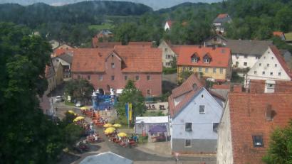 Bild: rrd
Die Hüpfburg steht nur beim Dorffest vor dem Gasthaus Pillhofer. Aus dieser Perspektive ist der prägende Bau am Dorfplatz in Eschenfelden nur vom Turm der Corpus-Christi-Kirche aus zu sehen.