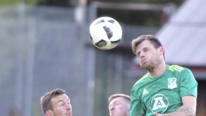 Bild: Ziegler
Die Köferinger Innenverteidiger Maximilian Hirsch (links) und Dominik Hösl (rechts) nehmen den Theuerner Ehren-Torschützen Michael Weiser (Mitte) beim Kopfbalduell in die Zange

Bild: Ziegler