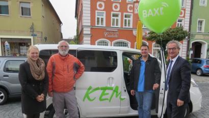 Bild: jzk
Bürgermeister Werner Nickl, Fahrer Stefan Baier (von rechts) und Inhaberin Stefanie Baier (links) begrüßten den ersten Fahrgast Manfred Spiegler (Zweiter von links).