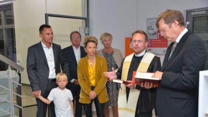 Bild: dob
Die Familie Dobner mit Firmenchef Peter, Seniorchef Karl und deren Ehefrauen Sabine und Karola verfolgen die kirchliche Segnungszeremonie mit Dekan Alexander Hösl und Pfarrer Volker Wappmann (von links). Auch Peter Dobners Patenkind Ludwig war mit von der Partie.