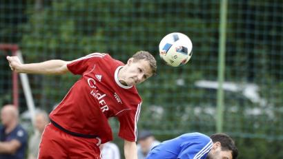 Bild: Hubert Ziegler
Momentan läuft beim SV Sorghof (links Carsten Steiner) so ziemlich alles schief, am vergangenen Wochenende gab es sogar eine zweistellige Niederlage.