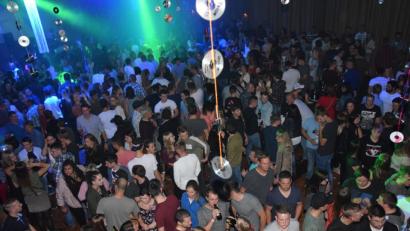 Bild: fla
Ziemlich eng geht es im großen Saal der Stadthalle zu. Begeistert feiern die Gäste der 70er-,80er-, 90er-, 2000er-Party miteinander.