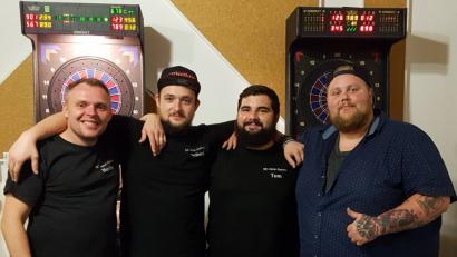 Bild: bk
Matthias Waldenmayer, Johannes Böhm, Kapitän Thomas Ziegler und Sebastian Pflaum (von links) sind die Heisl-Darters, die es seit zehn Jahren gibt.