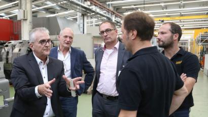 Bild: hwk
Alfred Koch (von links), bisheriger Standortleiter von Siemens, Helmut Kellner, Leiter des Mechanikzentrums bei Siemens, und Hubert Schug, Betriebsleiter der Firma Lippert, mit seinen Abteilungsleitern bei einem Rundgang durch den Siemens-Betrieb.