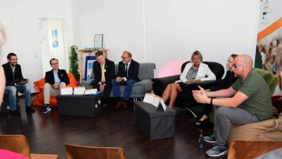 Bild: Petra Hartl
In der Runde sprechen Experten über die digitale Zukunft (von links): Philipp Ramin (hielt Impulsvortrag), Karlheinz Brandelik (Wirtschaftsförderung), Johann Schmalzl (IHK Regensburg), Andrea Klug (OTH), Susan Kröber (Witt-Gruppe) und Unternehmer Christian Hubmann.