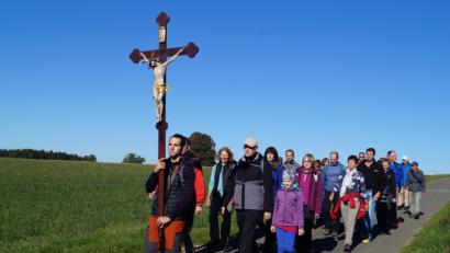 Bild: du
"Wir ziehen zur Mutter der Gnaden", singen die 28 Pilger am Sonntag auf ihrem fünfstündigen Weg zur Wallfahrtskirche auf den Fahrenberg.