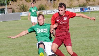 Bild: heh
Waldershofs Niklas Foti (rechts) lieferte sich mit Thomas Theipelke von der SG Griesbach/Großkonreuth beherzte Zweikämpfe.