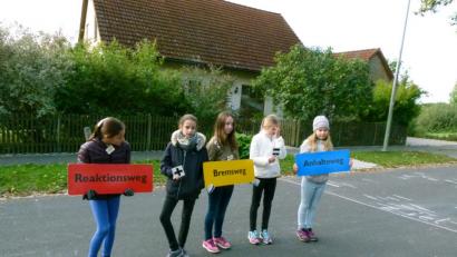 Bild: rn
Eine wichtige "Formel" für den Straßenverkehr erarbeiten die Schüler der fünften Klassen des Gymnasiums.