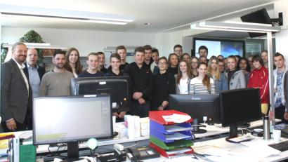 Bild: lg
Stellvertretender Chefredakteur Kai Gohlke (links) zeigte Schulleiter Ludwig Pfeiffer und Oberstufenkoordinator Stephan Sturm sowie den jungen Gästen vom Gymnasium die Redaktionen im Weidener Verlagsgebäude.