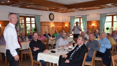 Bild: bö
Die Mitglieder der CSU Union im Landkreis Amberg Sulzbach hatte zu einer Diskussionsrunde nach Altmannshof eingeladen. Von links Harald Schwartz, Henner Wasmuth, Martin Preuss, Thomas Bärthlein und Vorsitzender Helmut Fischer.