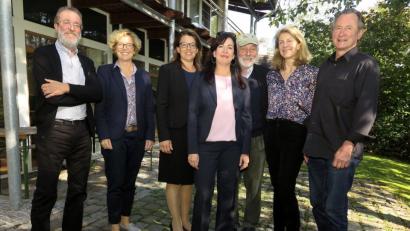 Bild: Hirsch
Der Vorsitzende des Fördervereins, Andreas Hottner, Kulturamtsleiterin Susanne Lehnfeld, dritte Bürgermeisterin Martina Englhardt, Künstlerhaus-Leiterin Andrea Lamest, ihr Vorgänger Heiner Riepl und der Vorsitzende des Berufsverbandes bildender Künstler, Ludwig Bäuml (von links), hießen die Leiterin des „Virginia Centers for the Creative Arts“, Joy Heyrmann (Zweite von rechts), in Fronberg willkommen.