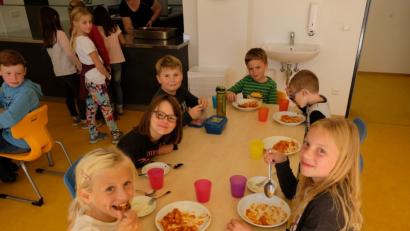 Bild: do
Nach drei Wochen Schulbetrieb gibt es schon viel Lob für die neue Offene Ganztagsschule Speinshart. Auch das gemeinsame Mittagessen kommt gut an.