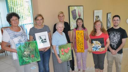 Bild: Kroline Gajeck-Scheuck
Daniel Wanninger (links) von den Stadtwerken freut sich über die Werke von (weiter von links) Sabine Weber, Waltraud Prasse, Sabine Rothfischer, Renate Biehler, Elke Faber und Grete Cyran.