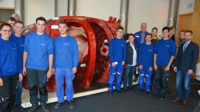 Bild: jr
Großes Interesse findet bei den Schott-Gesundheitstagen ein begehbares Herzmodell. Darüber freuen sich unter anderem Personalchef Carsten Heine (rechts) und Betriebsratsvorsitzender Franz Malzer (Siebter von rechts).