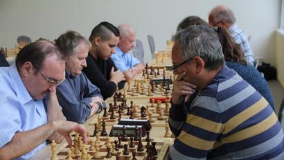 Bild: frd
Volle Konzentration war gefordert, denn pro Spiel hatte jeder Spieler - auf der linken Seite die Mannschaft vom Schachverein Oberviechtach - nur fünf Minuten Bedenkzeit.