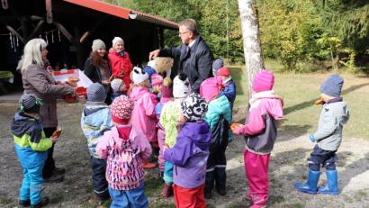 Bild: exb
Bürgermeister Franz Stahl mit den Vorschulkindern, ihren Erzieherinnen Ilona Kasseckert und Nadine Rösch sowie Kinderhausleiterin Silvia Markowski (von rechts).