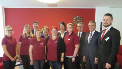 Bild: jzk
Nina Erdwich, Martina Schmid, BRK-Kreisgeschäftsführer Holger Schedl, Landtagsabgeordnete Annette Karl, Ramona Wax, Tanja Weiß (Pflegedienstleitung), Monika Schraml, Bürgermeister Werner Nickl, BRK-Kreisvorsitzender Franz Stahl und stellvertretender Kreisgeschäftsführer Sven Lehner (von links) bei der Segnung der neuen Tagespflegeeinrichtung.
