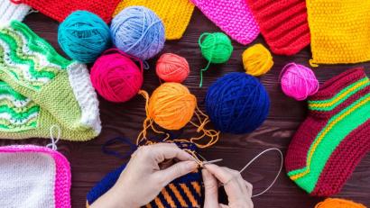 Bild:  alexbush – stock.adobe.com
Etwas Schönes selbst zu stricken, stärkt nicht nur unser Selbstbewusstsein und unsere Persönlichkeit, sondern lässt uns außerdem tiefe Befriedigung erfahren.