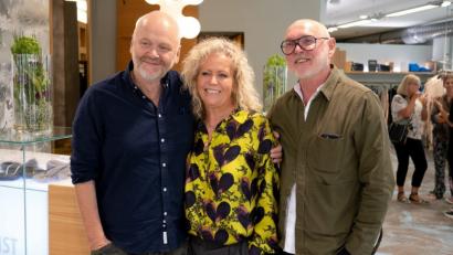 Bild: exb
Die Designer Jörg Ehrlich (links) und Otto Drögsler im Zeitgeist-Laden von Christiane Lindner.