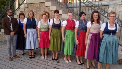 Bild: hir
Sichtlich stolz präsentierten die acht Teilnehmerinnen des Nähkurses ihre selbstgemachten Dirndl. Diese entstanden unter der Anleitung von Schneidermeisterin Birgit Ettl (Zweite von links) nach alten Oberpfälzer Vorbildern. Der stellvertretende Bezirksheimatpfleger Florian Schwemin (links) begutachtete die Ergebnisse und war sichtlich zufrieden.