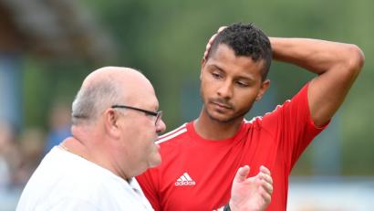 Bild: Alfred Schwarzmeier
Die Personalsorgen von SVE-Trainer Rüdiger Fuhrmann (links) werden nicht weniger. Jetzt fällt auch noch Abwehrspieler Michaels Wells (rechts) wegen einer Schienbeinverletzung vermutlich für mehrere Wochen aus.